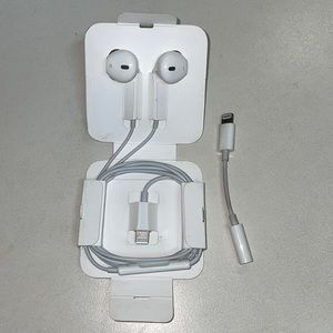 Apple Adapter - Lightning to Headphone jack & headphones